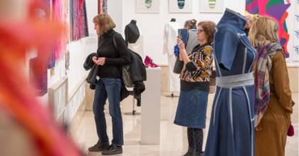 Találkozások a textil művészetével: művészvezetések a TŰRÉSHATÁR kiállításon