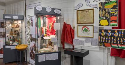 Önazonosságunk hármashangzata – gondolatok a Janus Pannonius Múzeum Trikolór-történelem – Kortalan hazafiságunk kincsei és kacatjai című kiállítása kapcsán