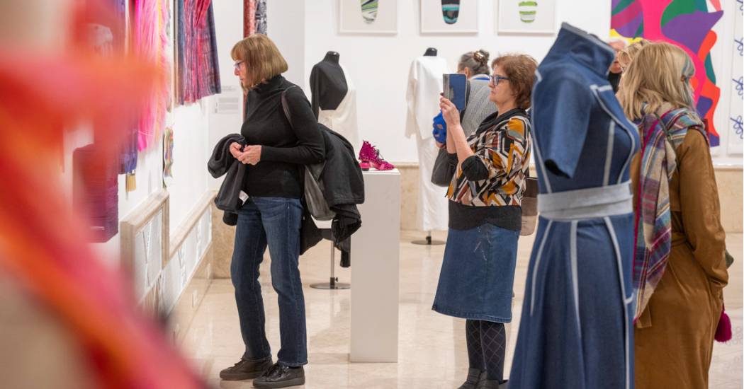 Találkozások a textil művészetével: művészvezetések a TŰRÉSHATÁR kiállításon