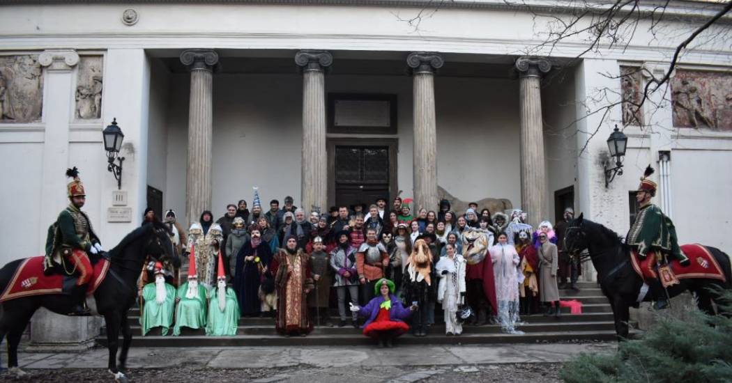 Korhű jelmezes mulatsággal robbantotta be a Strobl-évadot a Magyar Képzőművészeti Egyetem - 170 éve született az „epreskerti várúr”